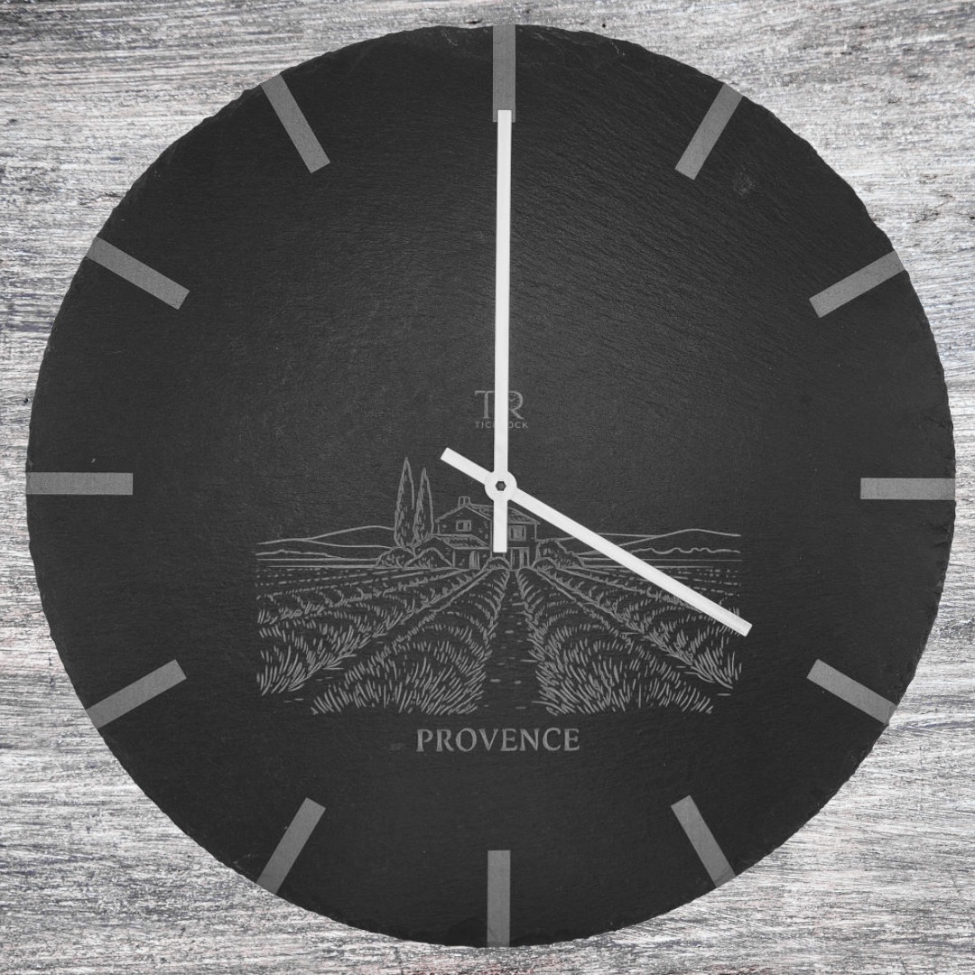 Hodiny na zeď z přírodní břidlice s gravírovaným motivem Provence a indexy bez číslic